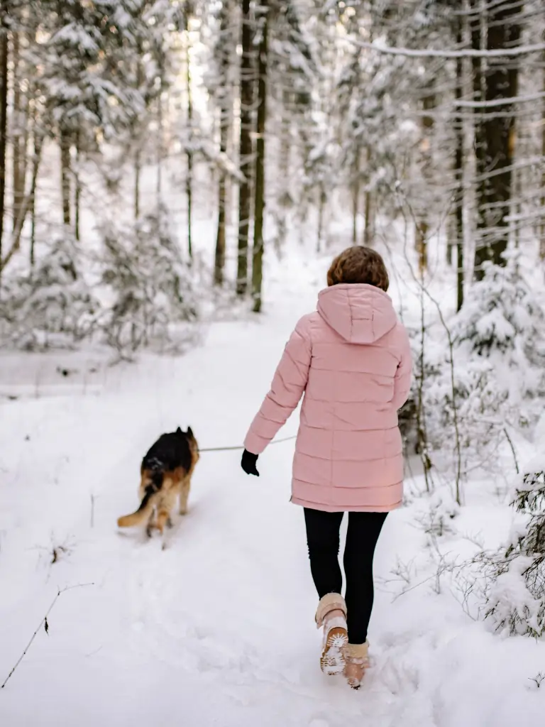 Frau im Wald mit Hund