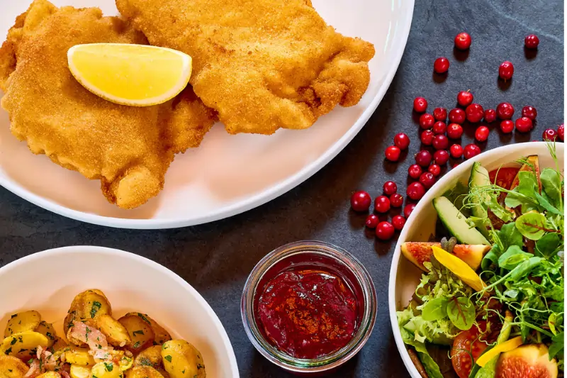 Schnitzel mit Salat und Pommes