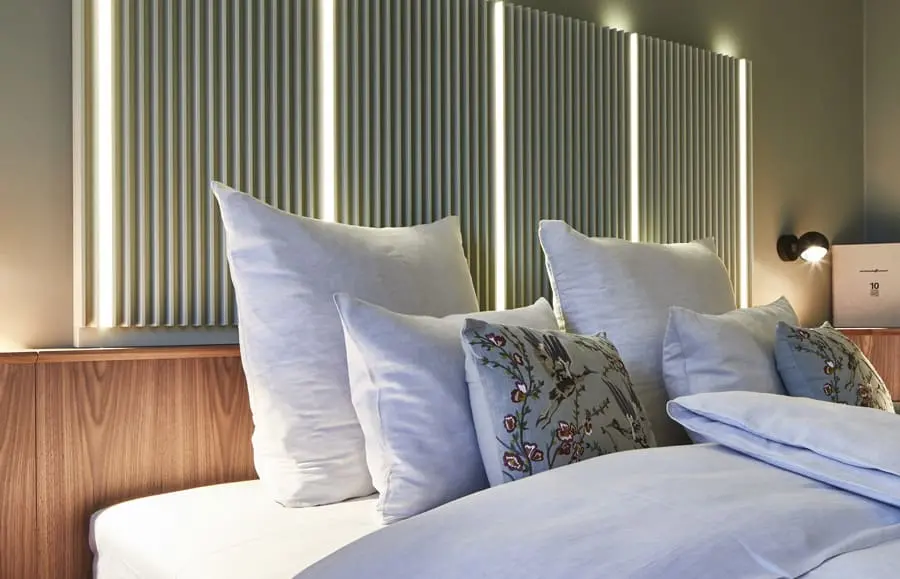 Komfortables Doppelbett mit vielen Kissen im Parkhotel Gütersloh-Zimmer