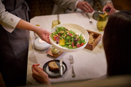 Salat wird gereicht Salat wird gereicht