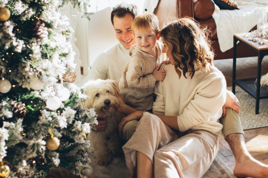 Familie am Weihnachtsbaum