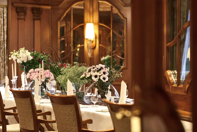 Gedeckte Tafel mit Blumen auf dem Tisch