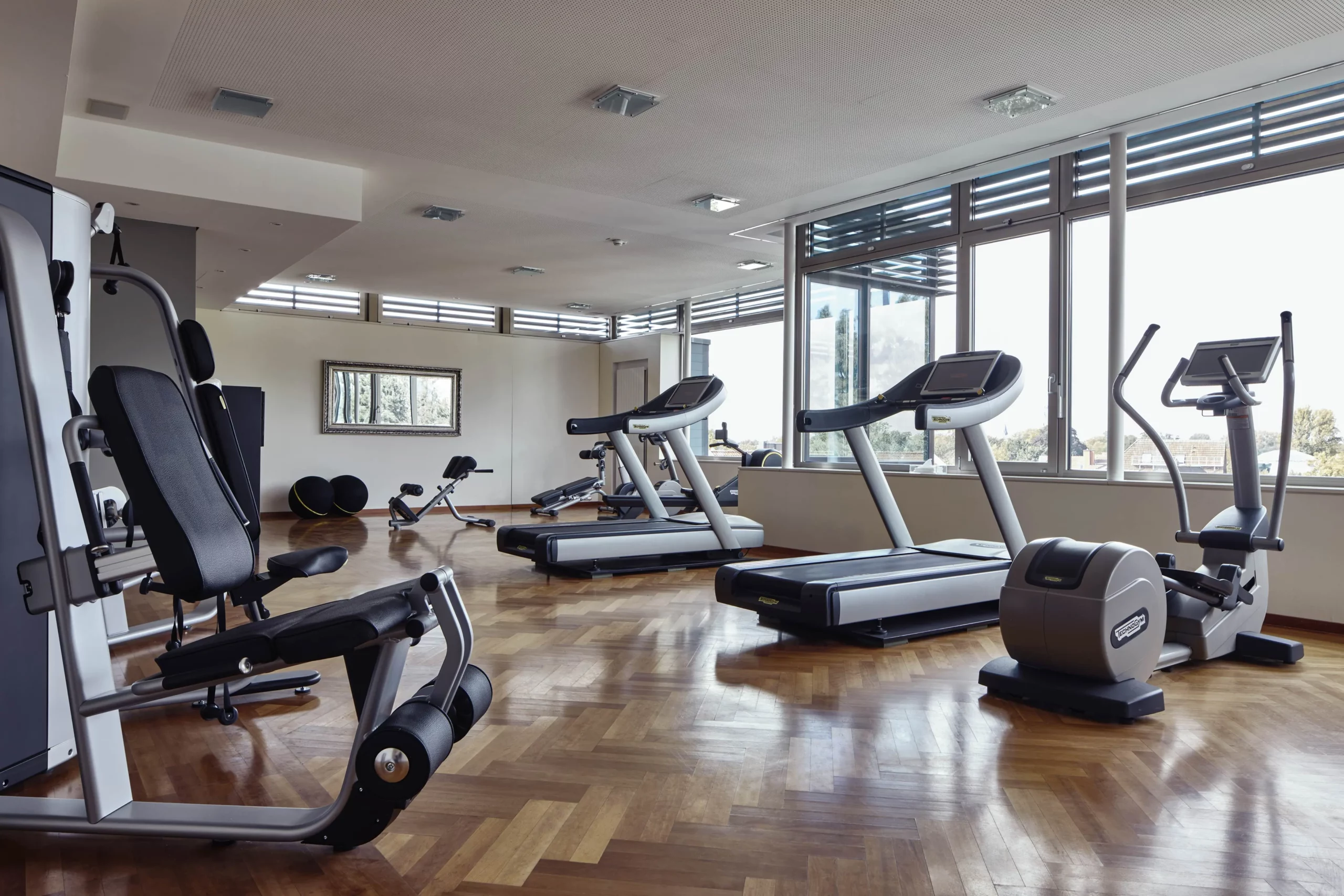 Fitnessraum mit Ausblick und Fitnessgeräten