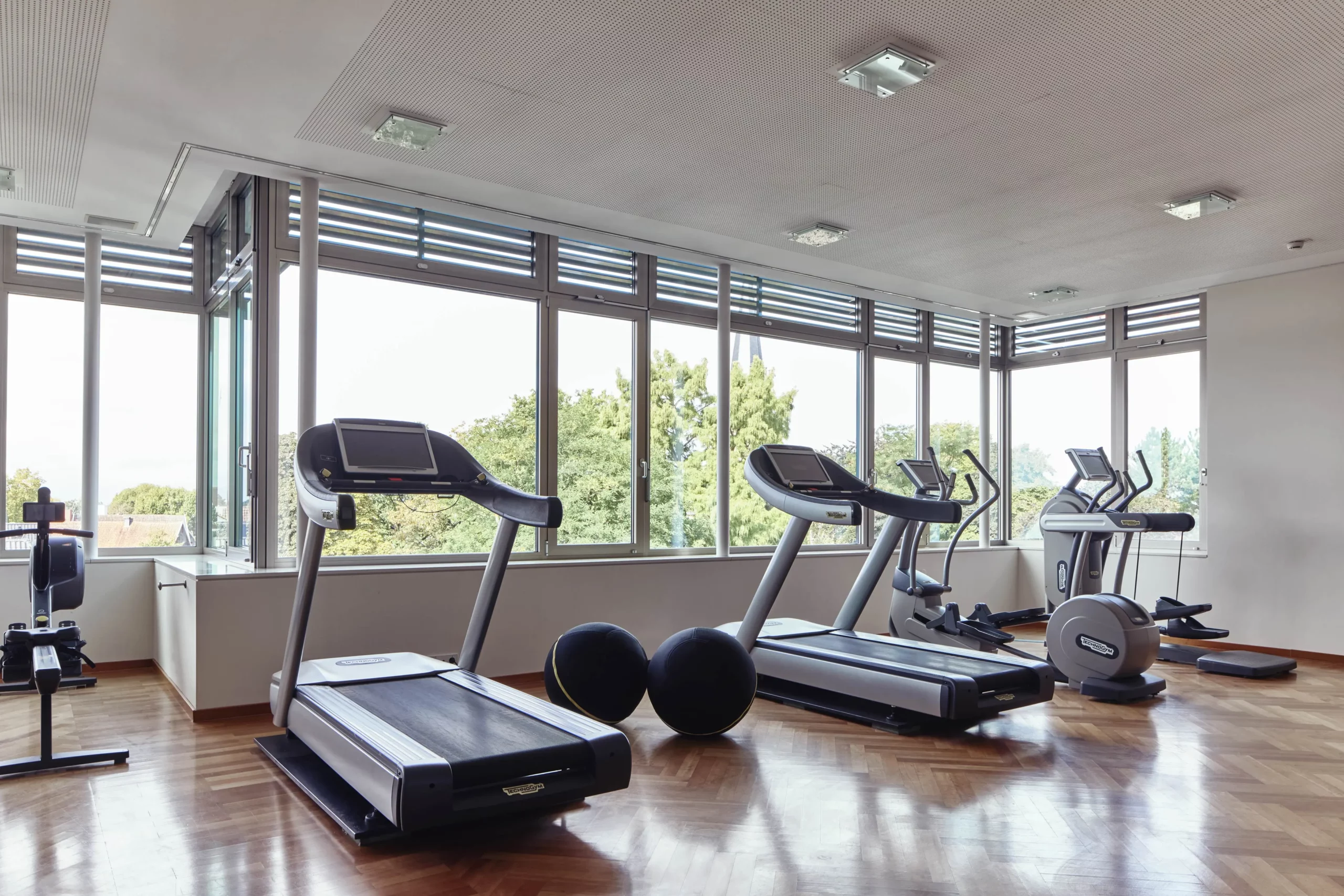 Fitnessraum mit Ausblick und Fitnessgeräten