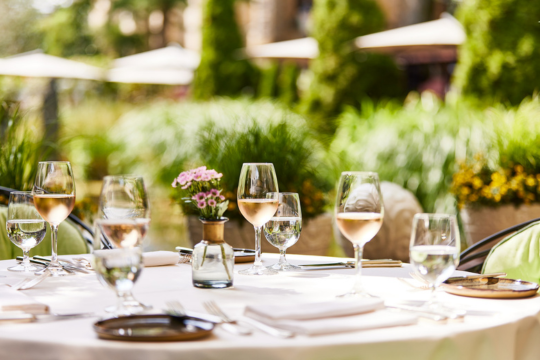 Gedeckter Tisch auf der Sommerterrasse