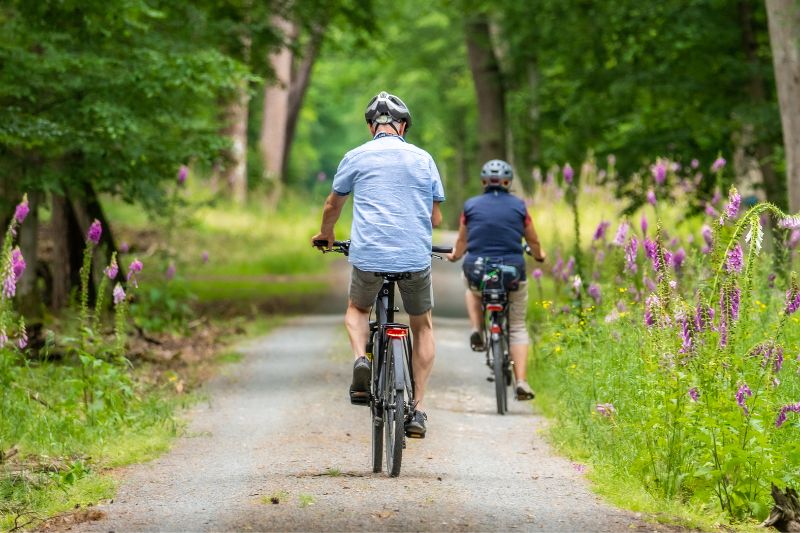 Zwei Menschen auf dem Fahrrad im Sommer