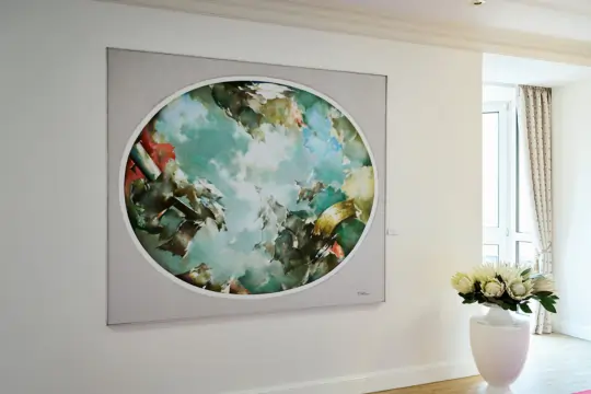 Ein Wandgemälde im ovalen Kreis, rechts daneben eine hohe Porzellanvase mit Blumen.