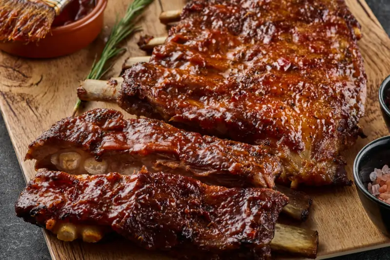 Gegrillte Spareribs auf einer Holzplatte