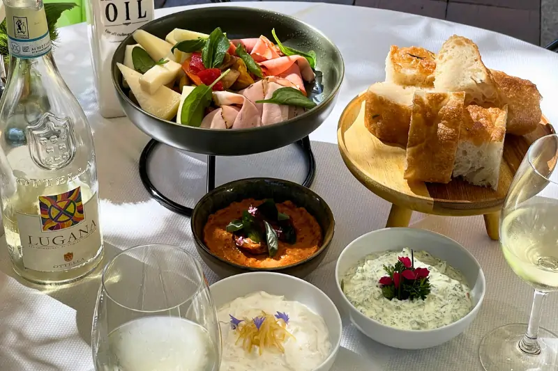Gebackener Focaccia, feinen Dips, Antipasti, italienischem Schinken und Käse.