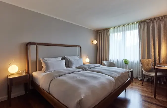 5 (1) Hotelroom