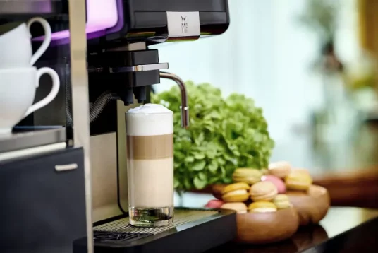 Latte Macchiato an Kaffeemaschine