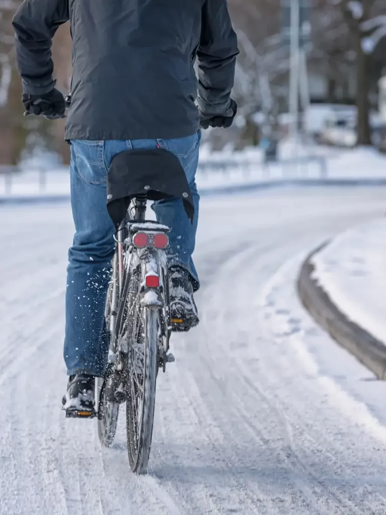 Radfahrer auf einer Straße mit Schnee