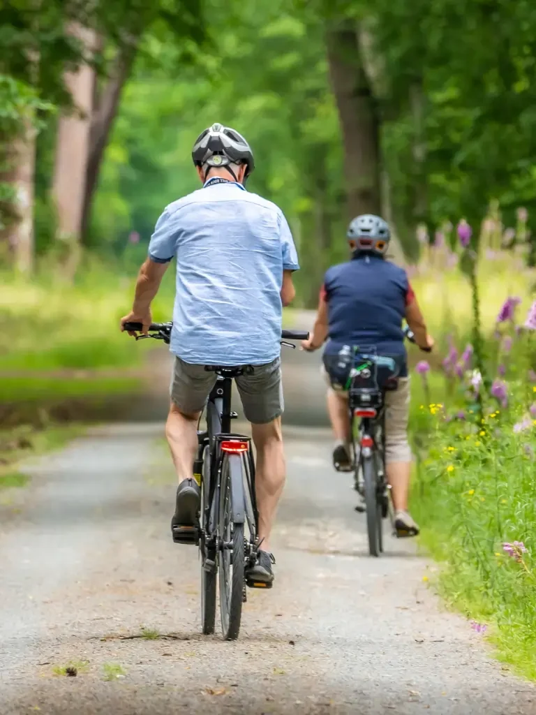 Ein Mann und eine Frau fahren zusammen durch den Wald