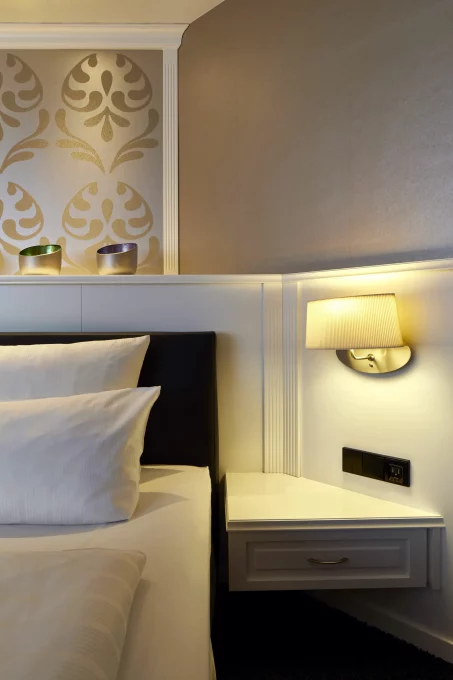 Gemütliches Comfort Zimmer im Parkhotel Gütersloh: Perfekt bezogenes Bett für erholsamen Schlaf