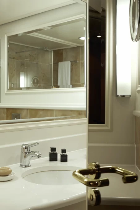 Gemütliches Economy-Zimmer mit stilvollem Badezimmer: Waschbecken und Spiegel