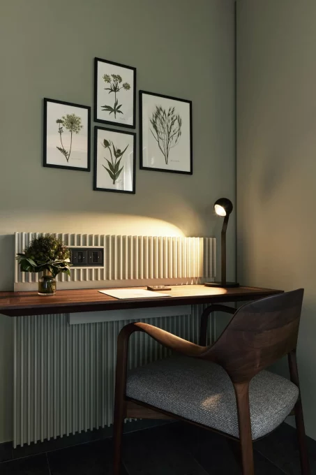 Kreatives Preferred Plus Zimmer mit inspirierendem Schreibtisch und kunstvoller Wandgestaltung