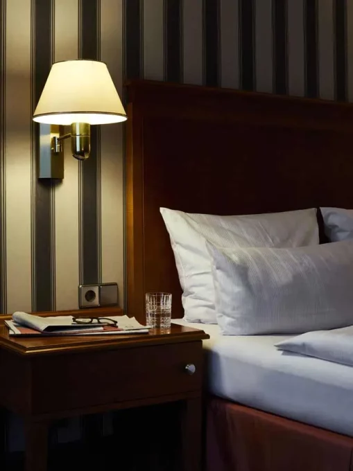 Parkhotel Gütersloh Economy Zimmer mit liebevoll bezogenem Bett und stilvoller Lampe - OWL, Rheda Wiedenbrück, Teutoburger Wald