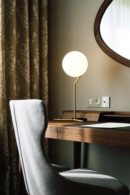 Stilvolles Preferred Plus-Zimmer mit komfortablem Stuhl und moderner Lampe - Gütersloh Parkhotel