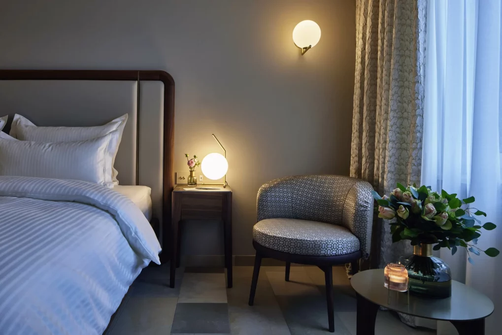 Parkhotel Gütersloh Komfortables Preferred Plus-Zimmer mit gemütlichem Bett, stilvollem Stuhl, praktischem Tisch und eleganter Lampe