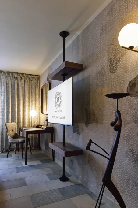 Parkhotel Gütersloh Stilvolles Preferred Plus Zimmer mit großem Fernseher und modernem Schreibtisch