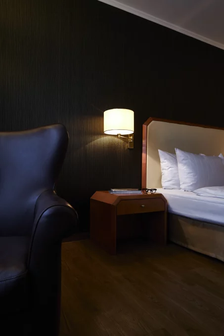 Komfortables Preferred Zimmer mit einladendem Bett und gemütlichem Stuhl Parkhotel Gütersloh Hotel Zimmer